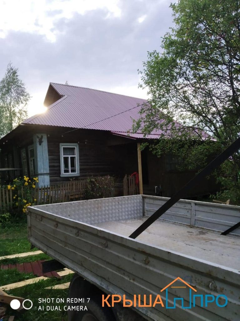 Кровля из профлиста на старом деревянном доме в Лукошкино