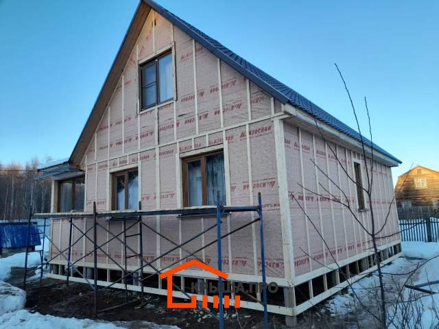 Фасад дома под ветрозащитой Изоспан АМ с вертикальной контробрешёткой перед обшивкой сайдингом