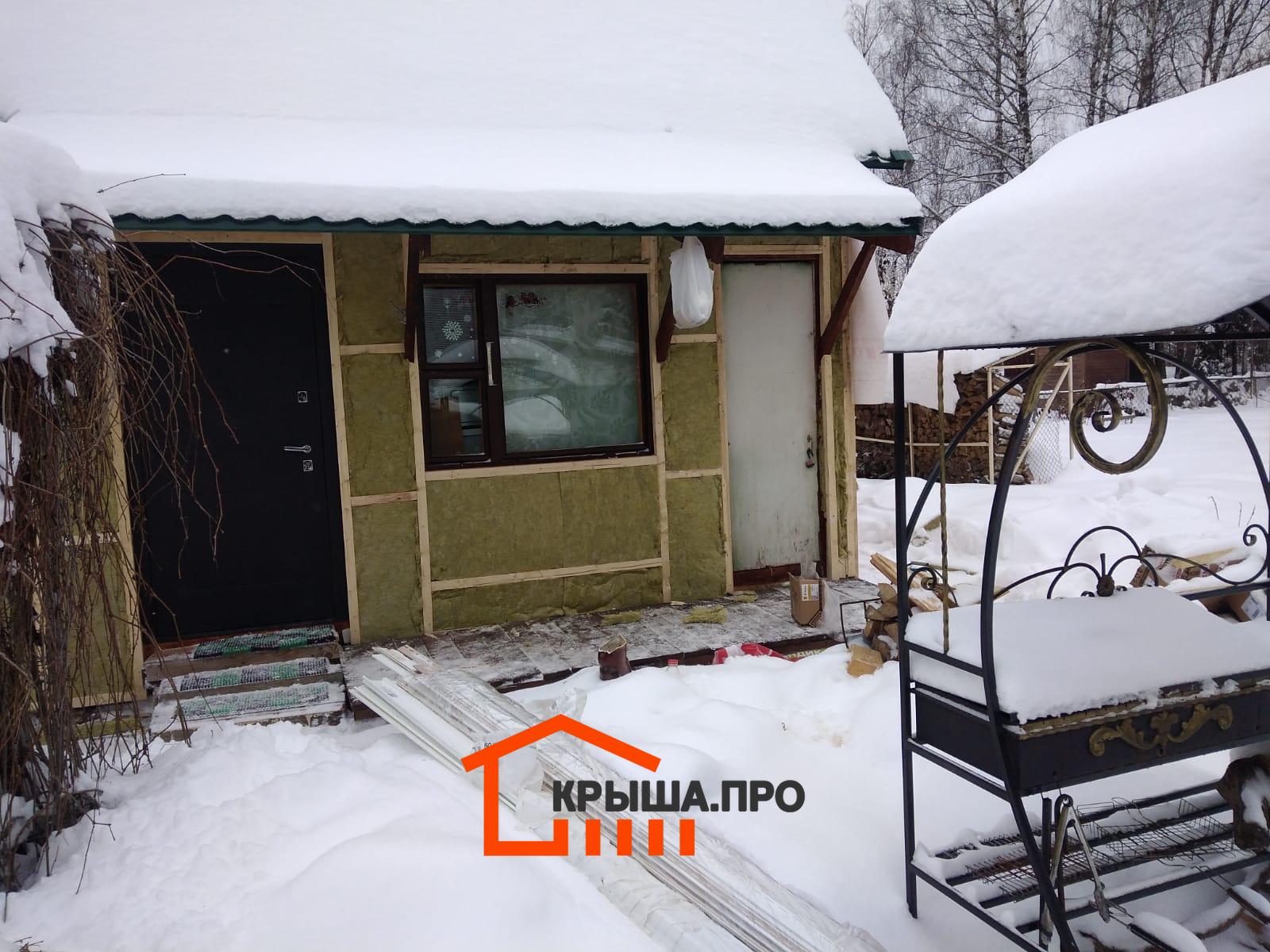 Плиты каменной ваты Rockwool уложены враспор в обрешётку фасада дачного дома