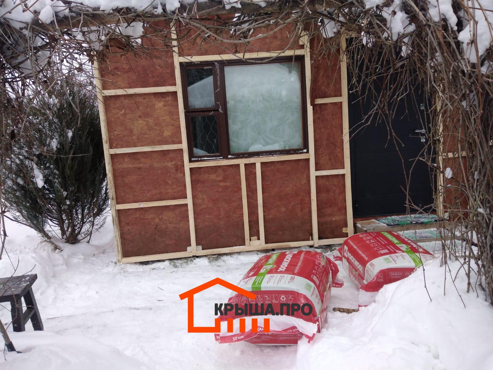 Каркас из бруска 50×50 на стене дачного дома с обвязкой оконного проёма
