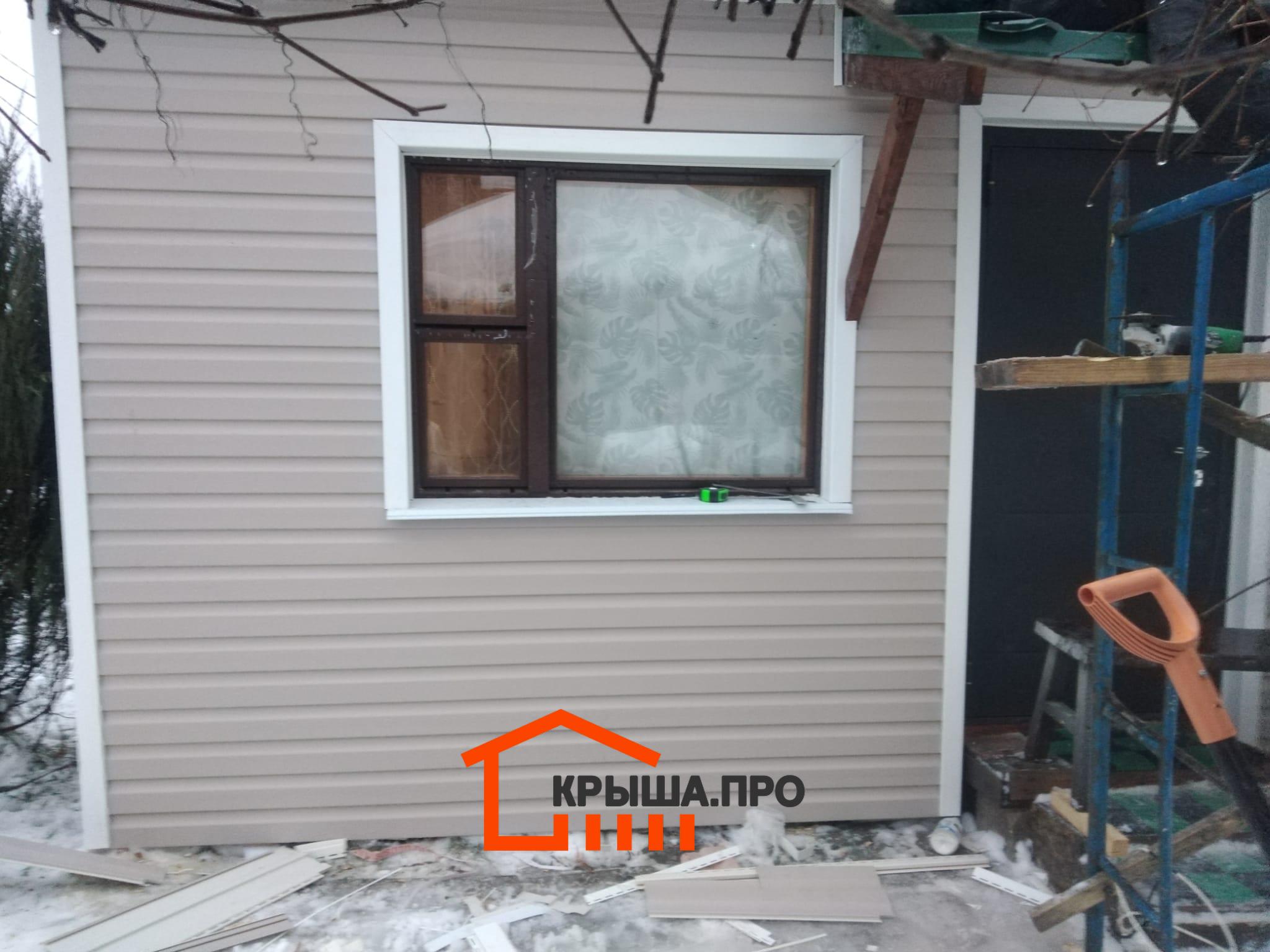 Старая обшивка дачного дома из древесноволокнистой плиты с новой обрешёткой под утеплитель