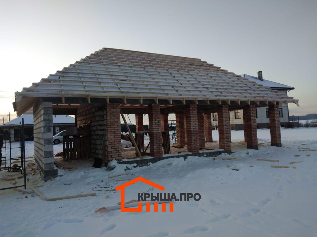 Крыша под обрешёткой после снегопада, вид со стороны соседней застройки