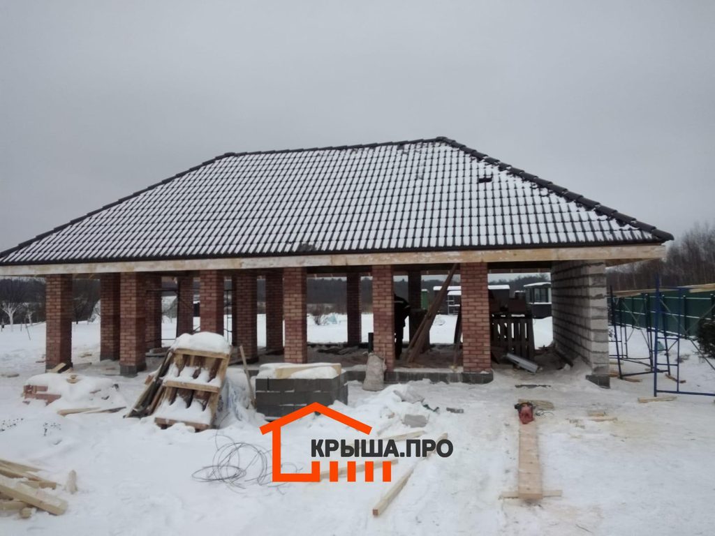 Кровля из натуральной черепицы с закрытым коньком и рёбрами на четырёхскатной крыше