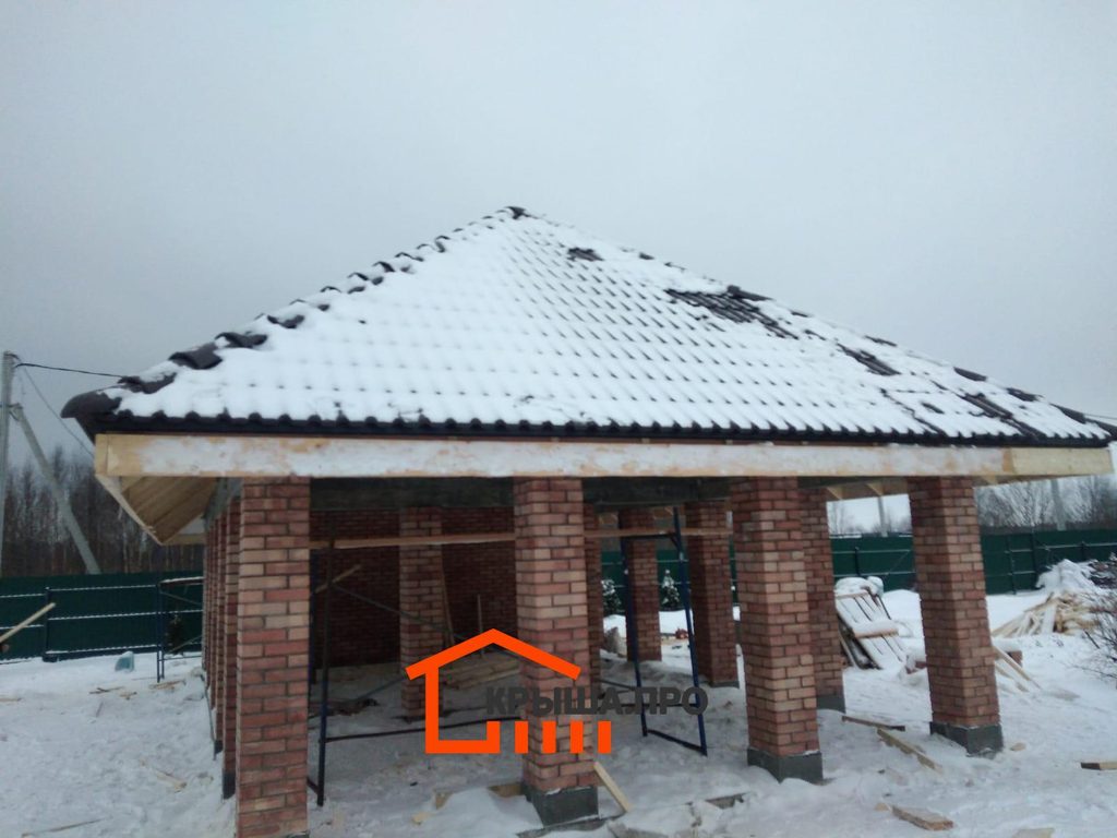 Широкий карнизный свес с лобовой доской на кровле из натуральной черепицы