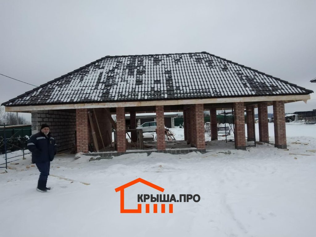 Готовая вальмовая крыша из натуральной черепицы Braas над зоной барбекю в деревне Иевлево