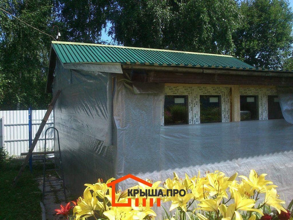 Установленные окна ПВХ Rehau в ряд по фасаду дачного домика в Красиково