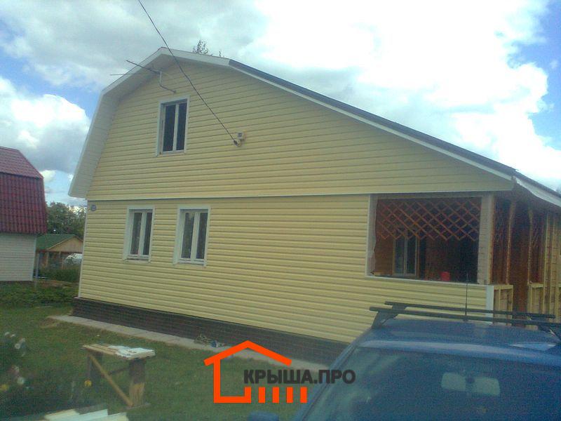 Дом в Чисмене обшит сайдингом лимон, веранда ещё в работе