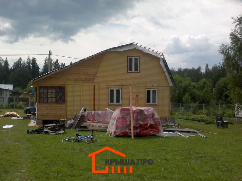 Демонтаж старой кровли деревянного дома в Чисмене, упаковки утеплителя на участке