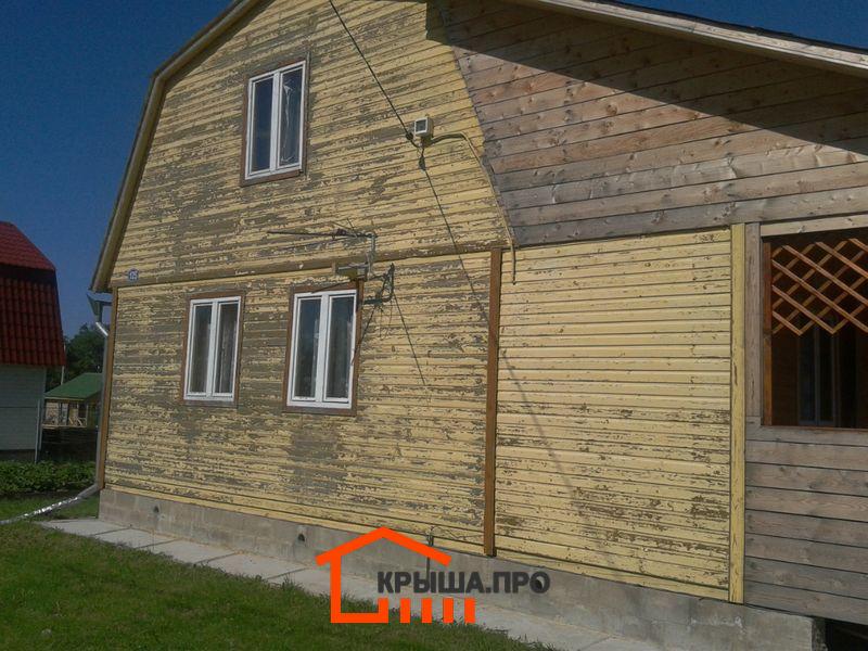 Деревянный дом в Чисмене до ремонта: облупившаяся краска на вагонке и новая веранда