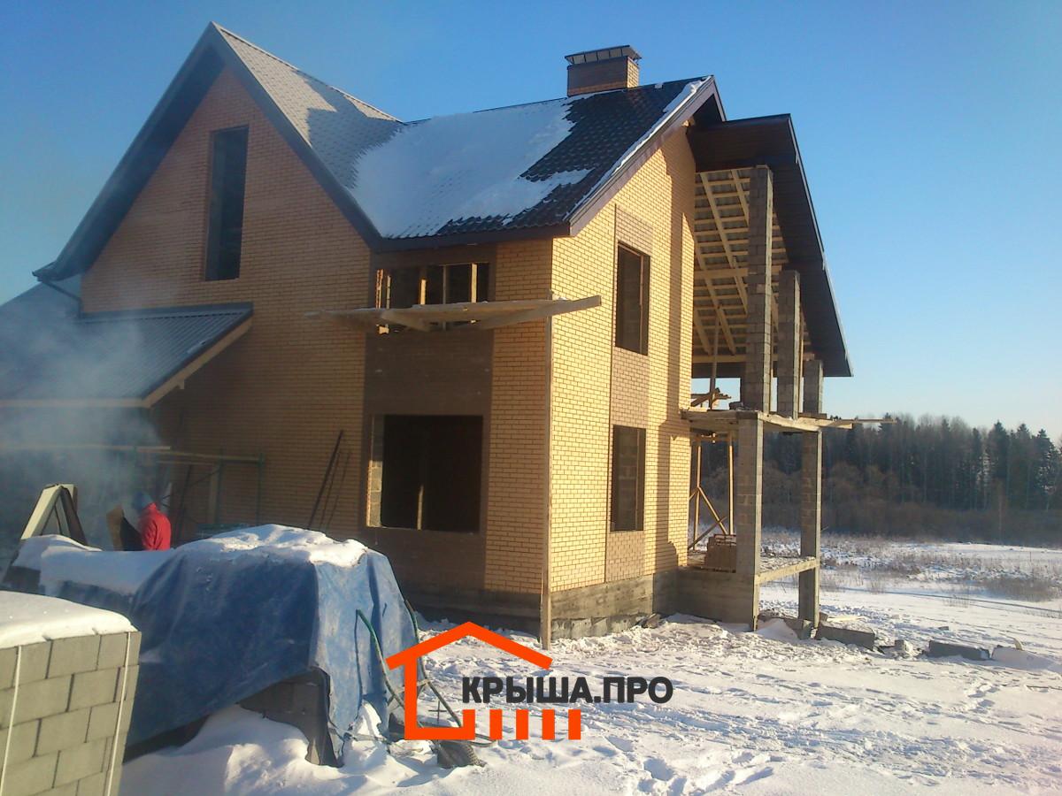 Монтаж крыши из металлочерепицы в Становищах: утеплённая кровля на 220 м² за две недели зимой – объект №5 - Фото 15 Завершённая кровля под ключ на кирпичном доме в Волоколамском районе