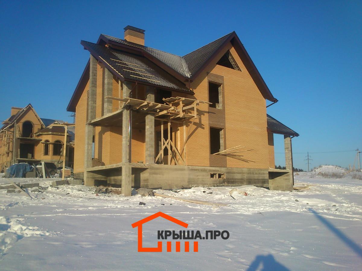 Монтаж крыши из металлочерепицы в Становищах: утеплённая кровля на 220 м² за две недели зимой – объект №5 - Фото 13 Крыша дома в Становищах после монтажа металлочерепицы Takotta цвета RR32