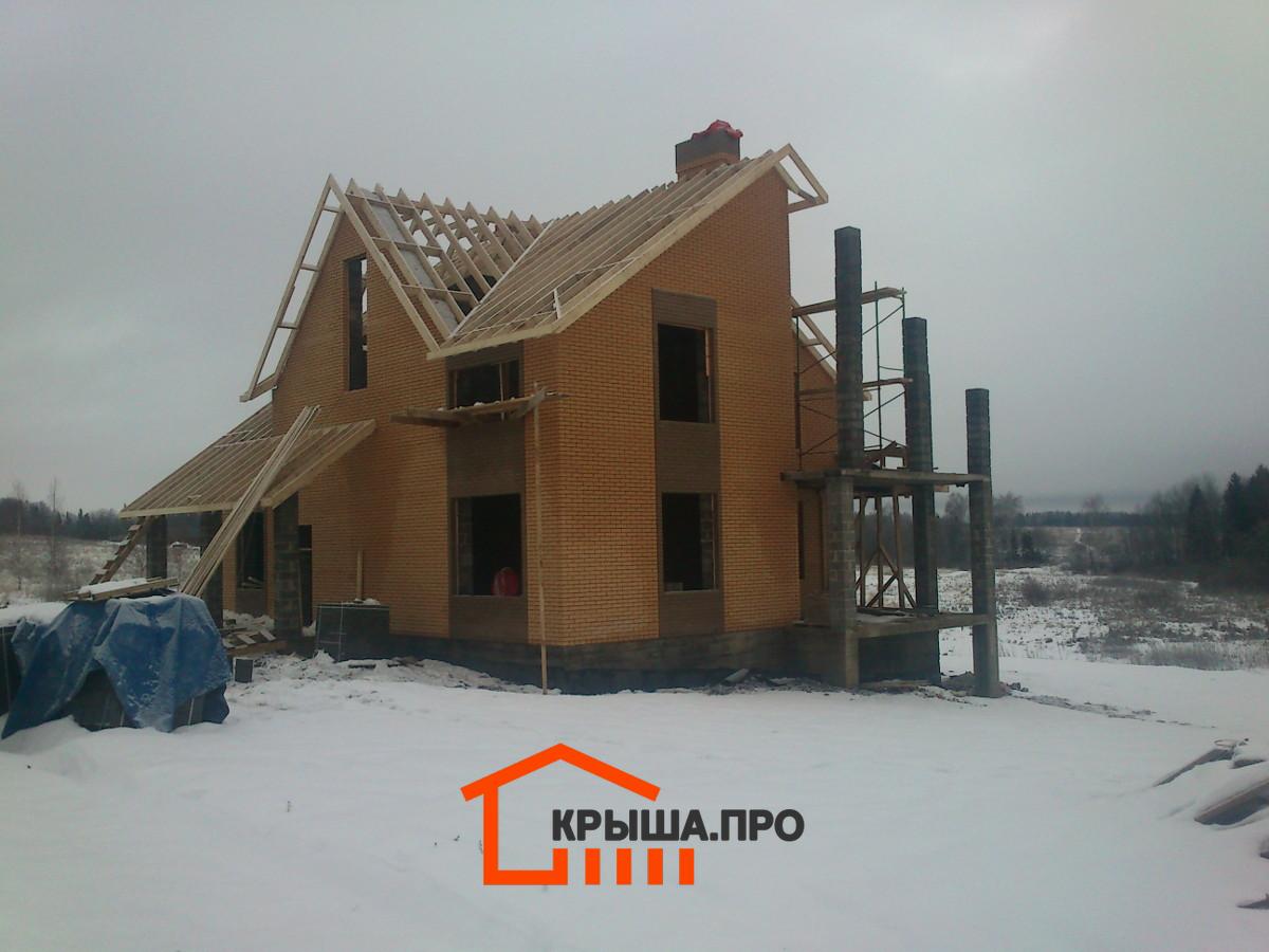Монтаж крыши из металлочерепицы в Становищах: утеплённая кровля на 220 м² за две недели зимой – объект №5 - Фото 3 Кирпичный дом в деревне Становищи до монтажа кровли, смонтирована часть стропил