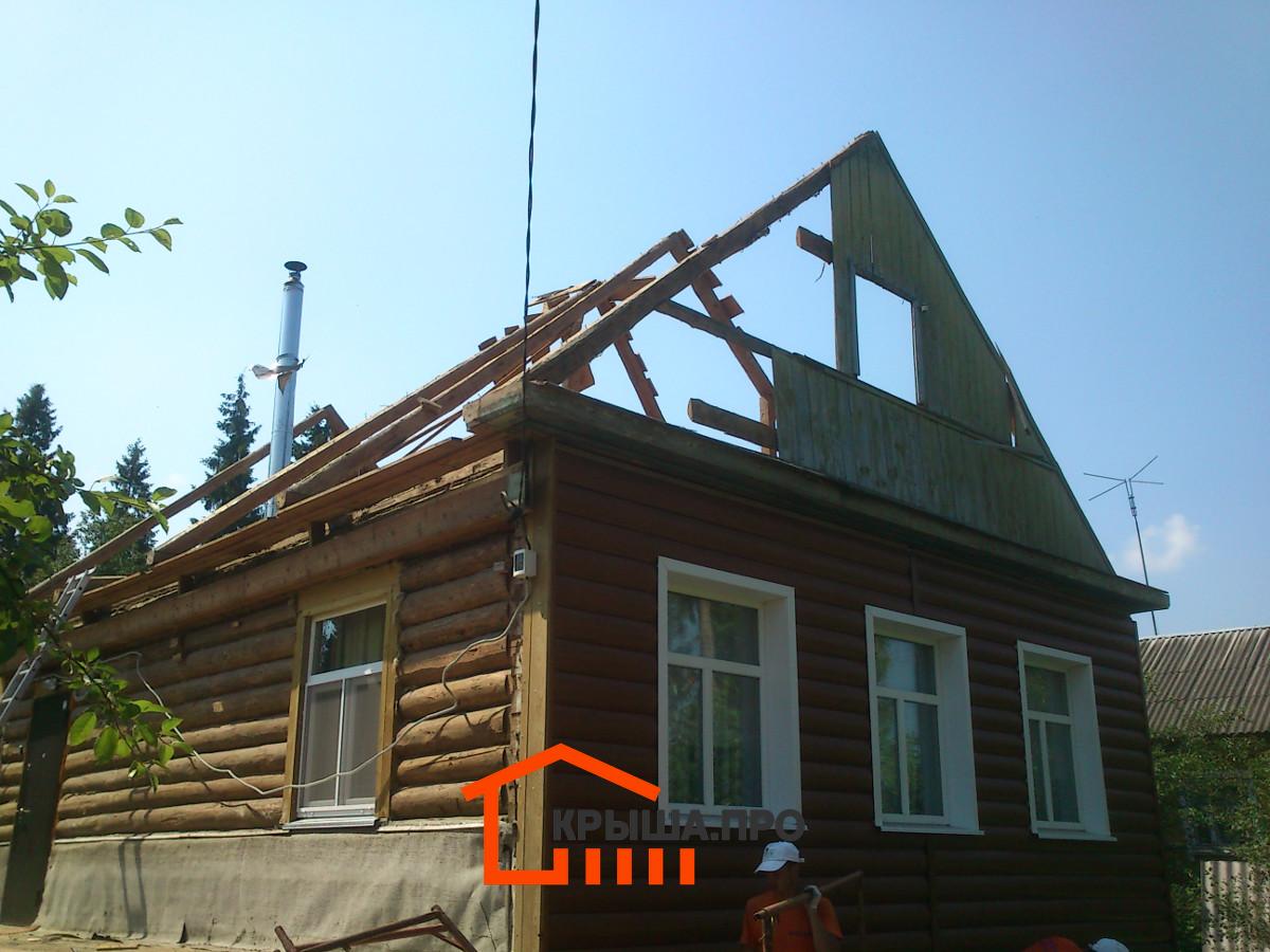 Бревенчатый дом в Козлово со снятой кровлей и старым фронтоном из вагонки