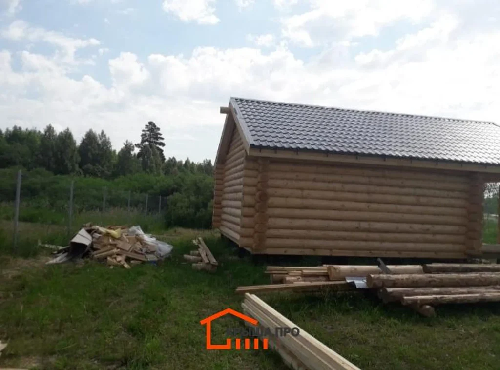 Крыша для бани из оцилиндрованного бревна в СНТ «Рузский мыс» за неделю — объект №93 - Фото 9 Боковой фасад бани из бревна с законченной кровлей из металлочерепицы