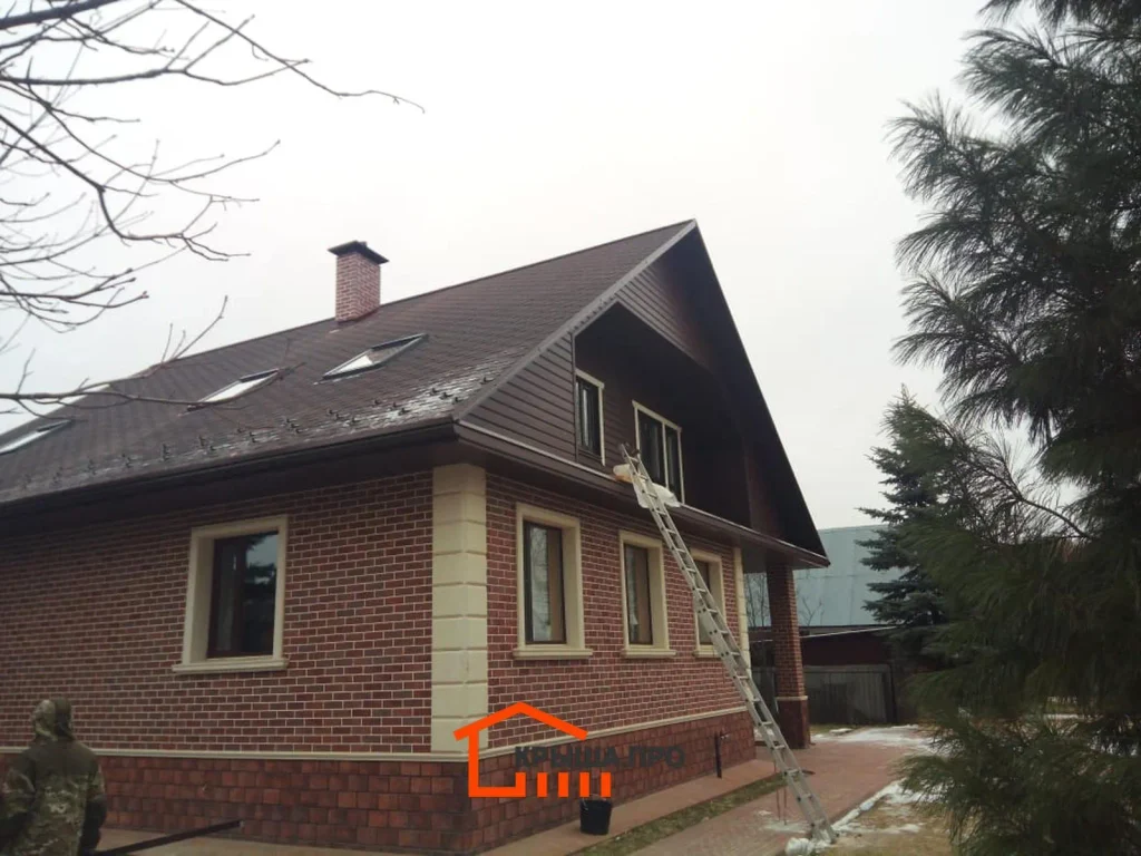 Замена кровли с утеплением в деревне Потапово: гибкая черепица Katepal, 283 м² — объект №75 - Фото 6 Готовая кровля из гибкой черепицы с двумя мансардными окнами Velux на скате