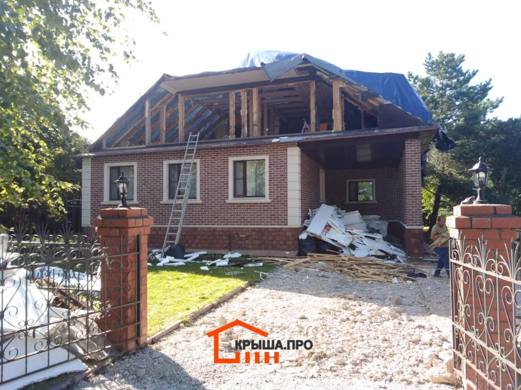 Замена кровли с утеплением в деревне Потапово: гибкая черепица Katepal, 283 м² — объект №75 - Фото 4 Кирпичный дом со снятой крышей, открытый мансардный этаж закрыт тентом
