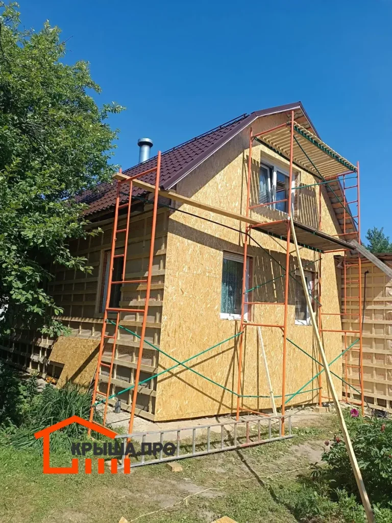 Стена дома, зашитая листами ОСП поверх обрешётки, перед укладкой плитки Хауберк