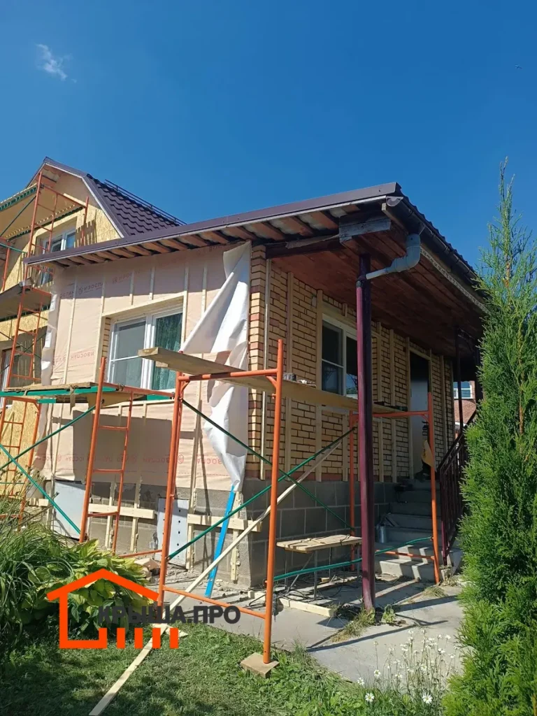 Фронтон в листах ОСП и нижние ряды фасадной плитки Хауберк на стене