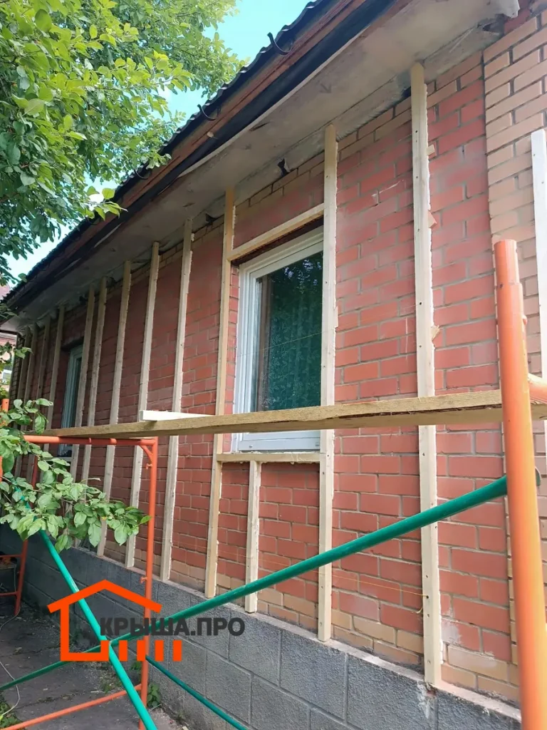 Вертикальная контробрешётка из бруска 50×50, закреплённая прямо по кирпичной кладке