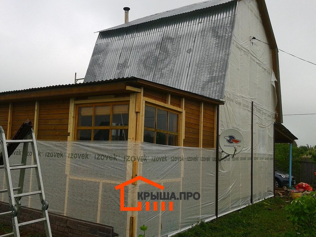 Замена крыльца, окна Rehau и цоколь Docke Burg: как мы преобразили брусовой дачный дом — объект №2 - Фото 4 Стены дома из бруса обшиты каркасом из бруска 50×50 и пароизоляцией Izovek перед монтажом сайдинга