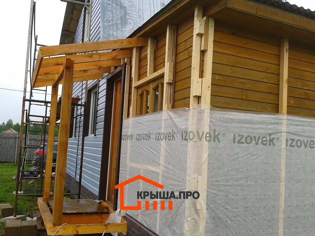 Замена крыльца, окна Rehau и цоколь Docke Burg: как мы преобразили брусовой дачный дом — объект №2 - Фото 5 Деревянный каркас нового крыльца и пароизоляция Izovek на стенах брусового дома в СНТ «Алмаз»
