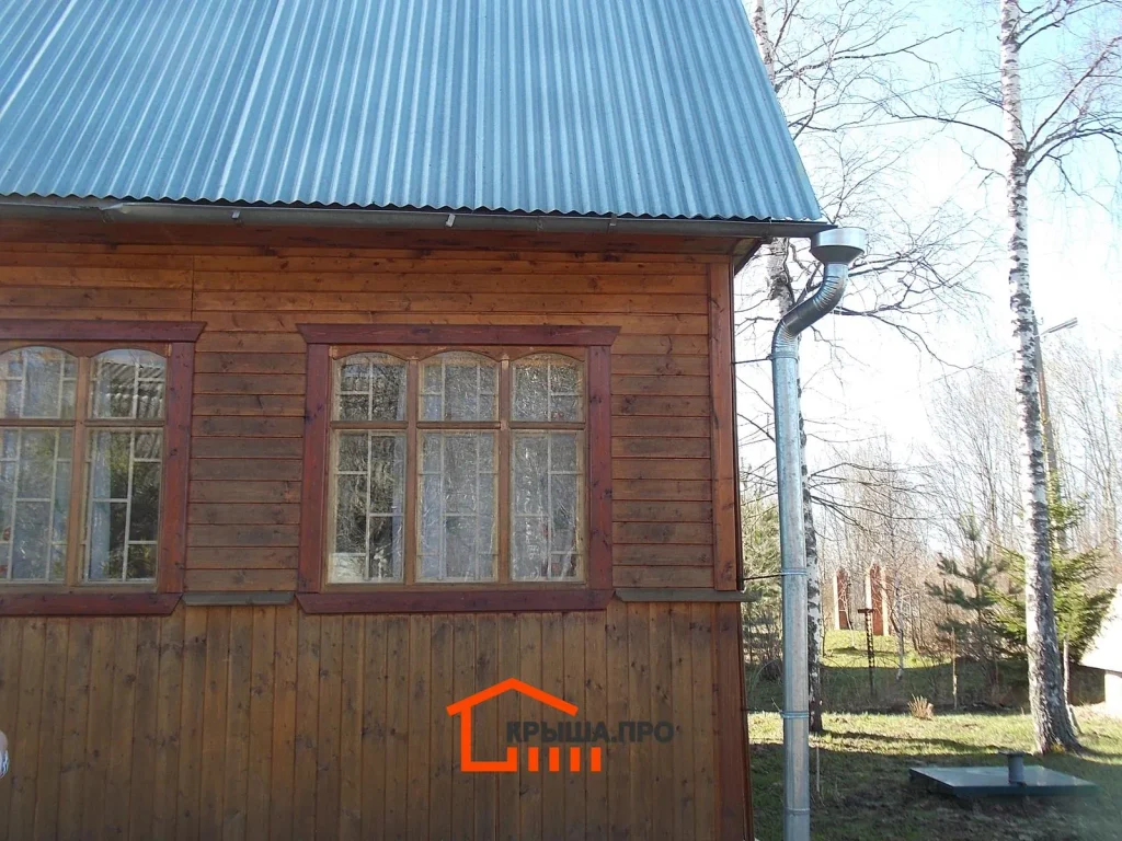 Отделка дачного дома сайдингом Holzplast в СНТ «Руза»: 195 м² за две недели — объект №8 - Фото 10 Старые деревянные окна с арочными створками и оцинкованный водосток на фасаде