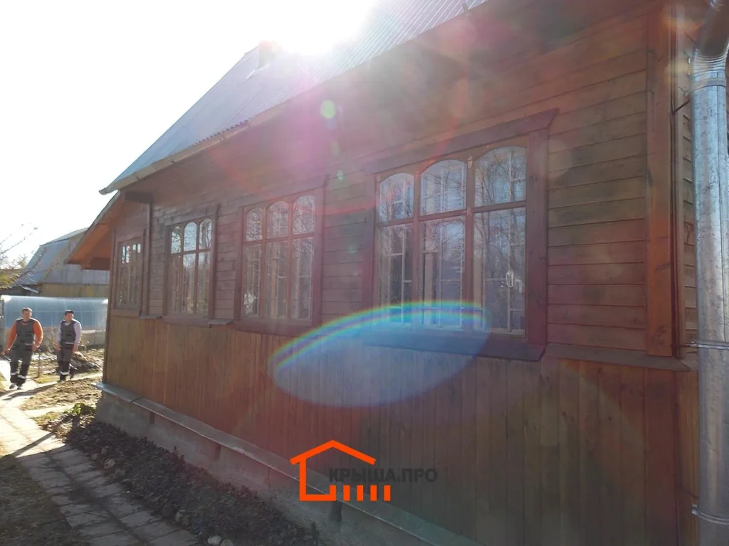 Отделка дачного дома сайдингом Holzplast в СНТ «Руза»: 195 м² за две недели — объект №8 - Фото 9 Второе строение на участке с деревянной обшивкой и окнами с расстекловкой до работ
